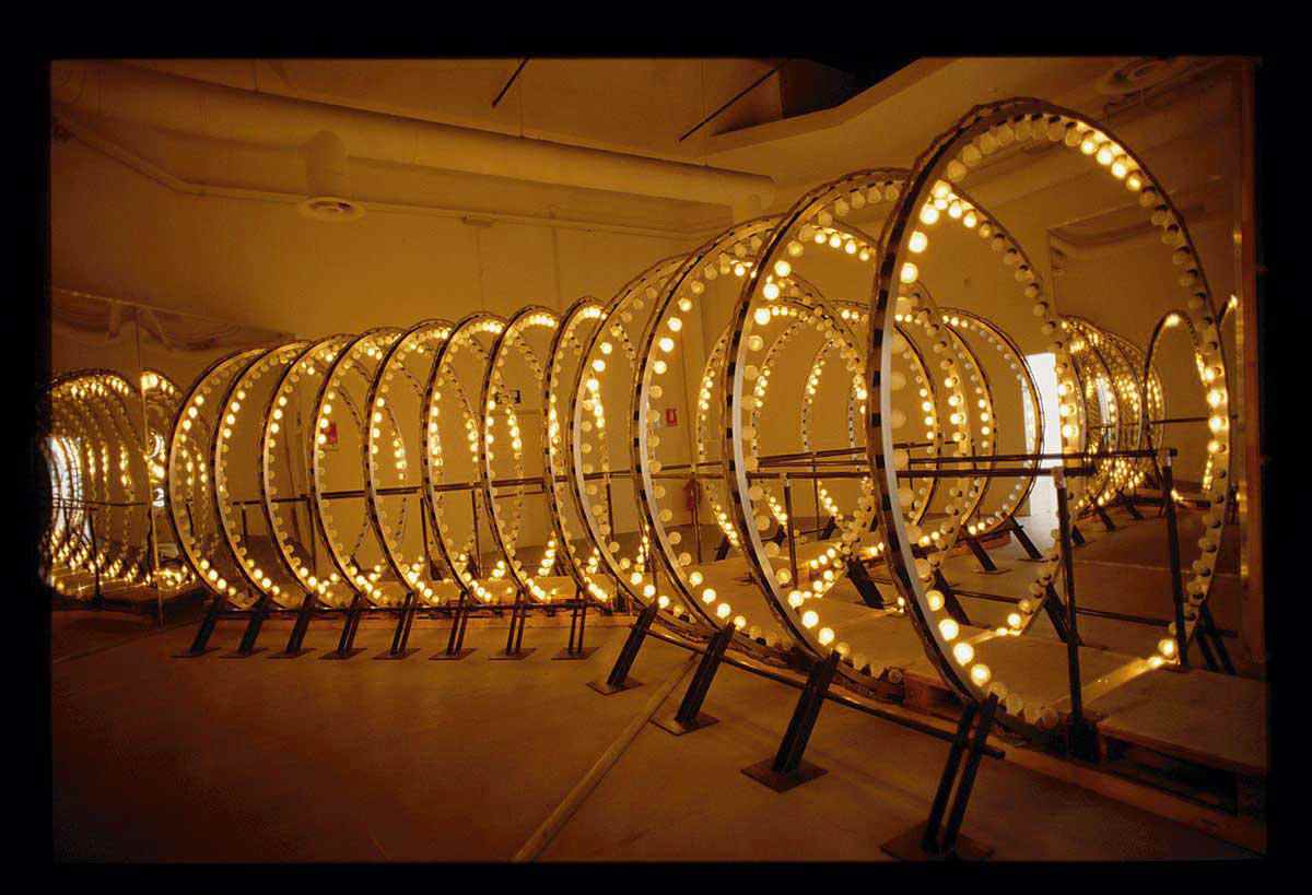 当代艺术展览的变革力量：策展人如何重塑全球艺术版图 - 新火设计艺术资讯