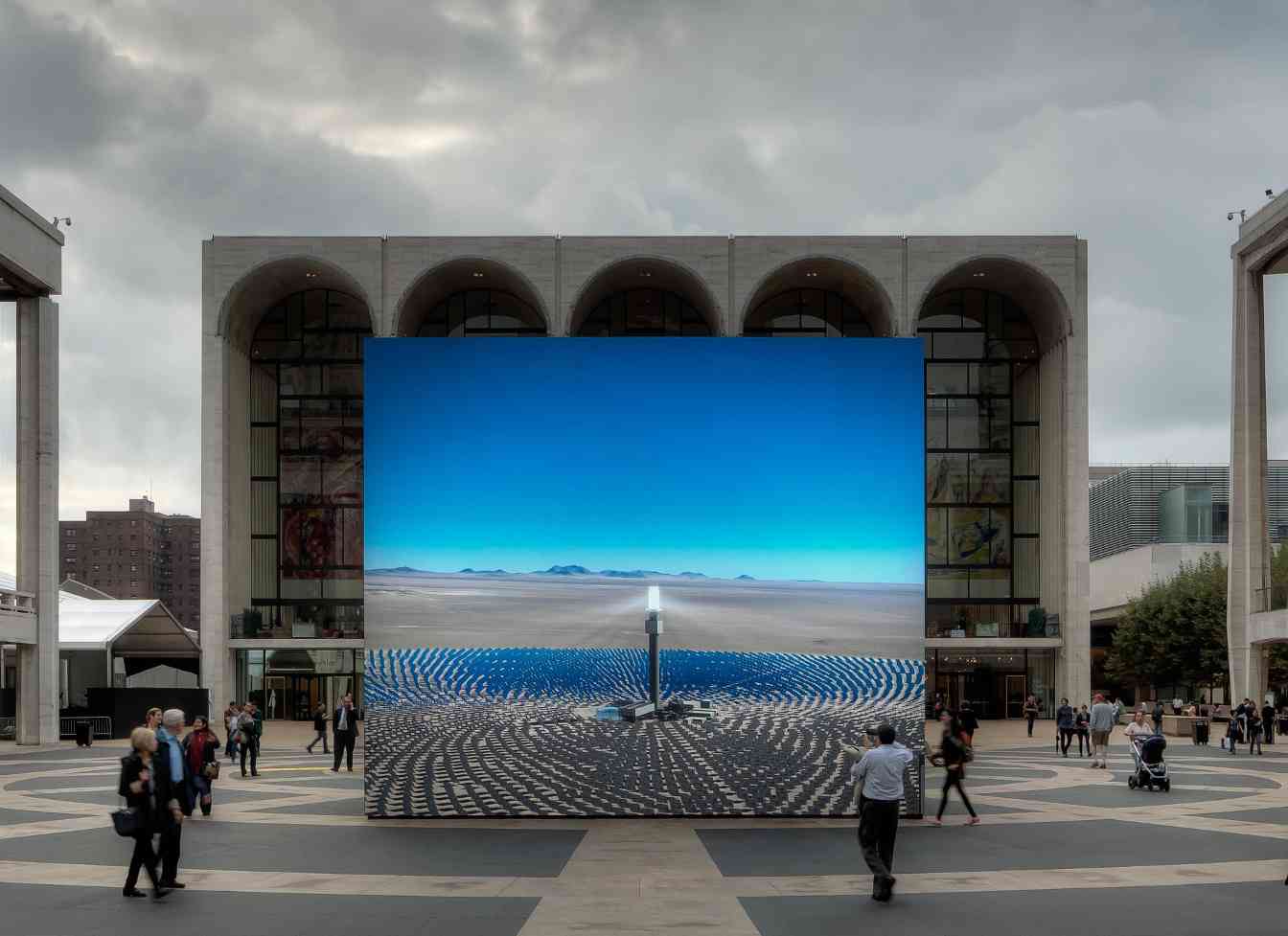 当代艺术中的权力叙事：从虚拟现实到历史记忆的双重探索 - 新火设计艺术资讯