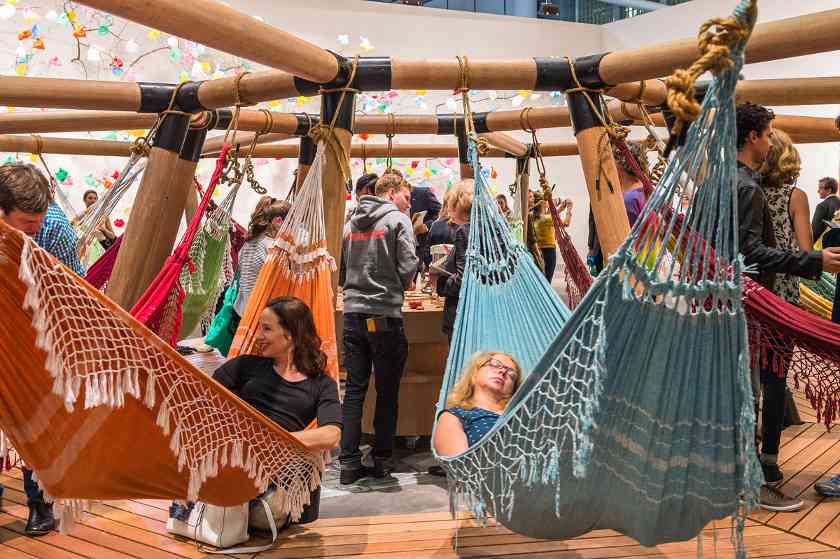 艺术展新风尚：体验互动如何重塑当代艺术 - 新火设计艺术资讯