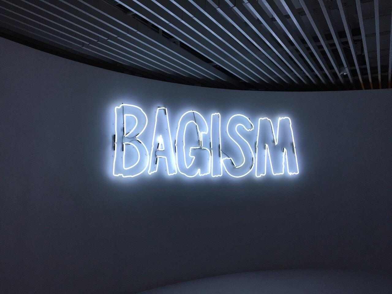 手袋进化史与艺术碰撞：从实用器物到文化符号的旅程 - 新火设计艺术资讯