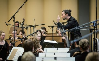 危机中的艺术表达与在场意义 - 新火设计艺术资讯