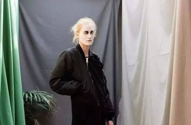 沃尔夫冈·提尔曼斯摄影回顾展：探索视觉语言与图像关系 - 新火设计艺术资讯