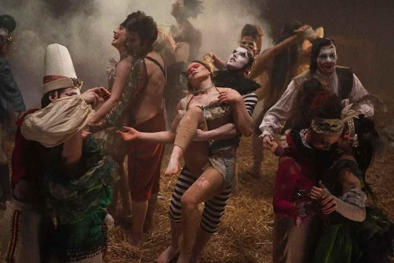 舞蹈影像探索日常空间中的身体与光影互动 - 新火设计艺术资讯