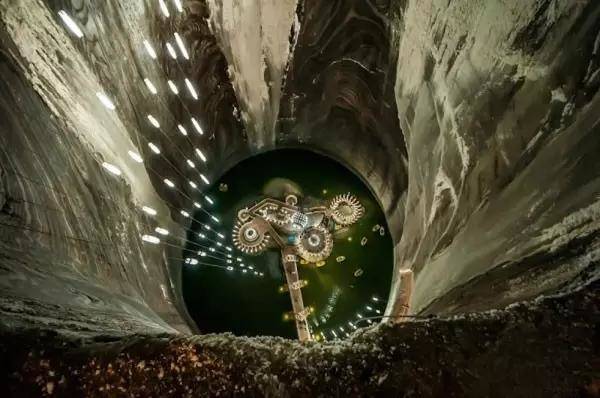 纽约地铁与直岛地中美术馆：探索城市地下艺术空间 - 新火设计艺术资讯