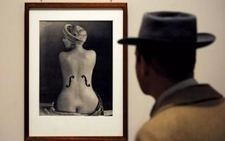 从背影看时尚：艺术与服装中的背部美学探索 - 新火设计艺术资讯