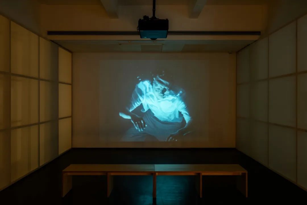 光影中的历史悼念｜武雨濛个展核心技巧解析(图9)