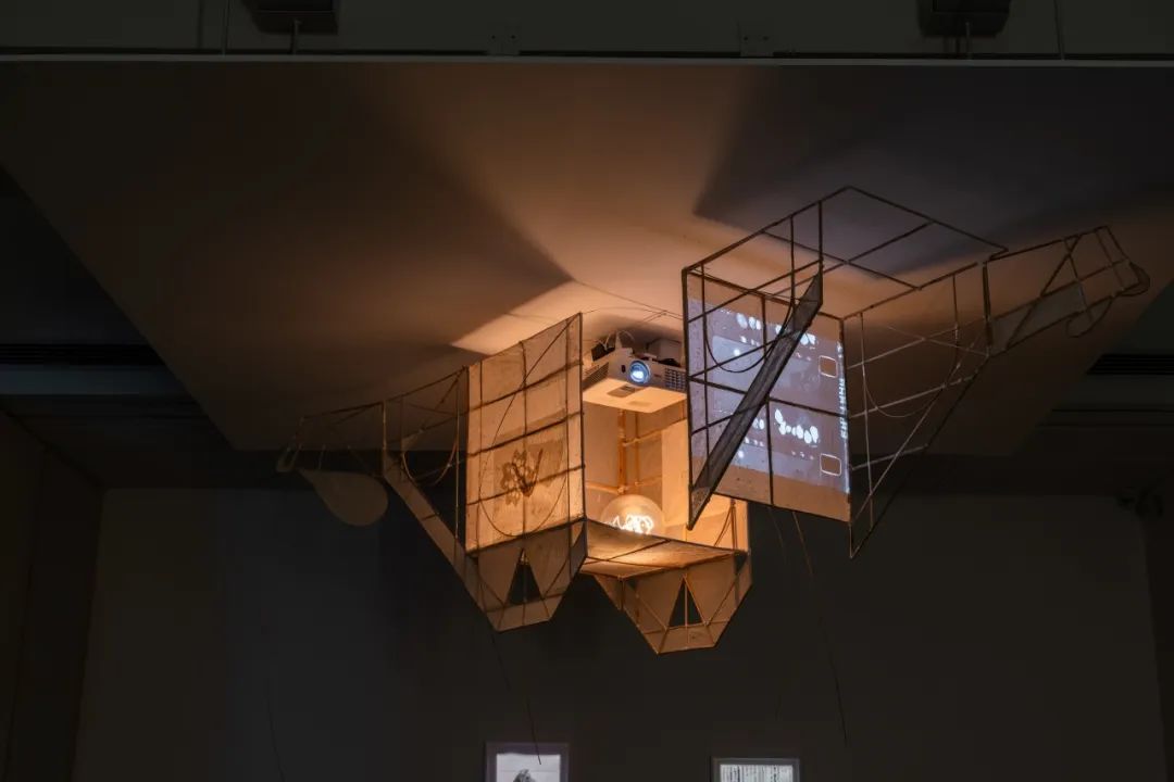 光影中的历史悼念｜武雨濛个展核心技巧解析(图3)