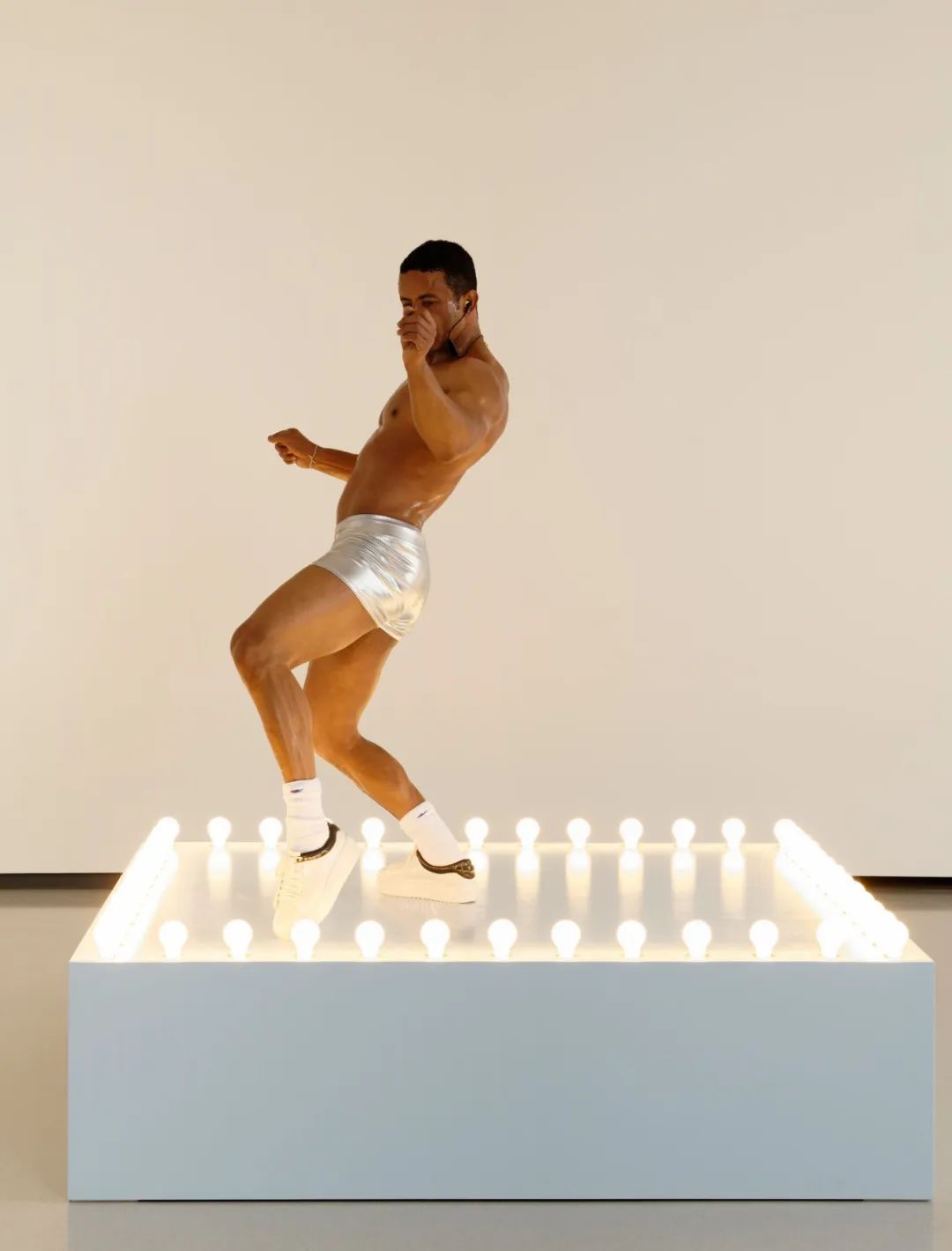 巴塞尔艺术展市场挑战与创新突破｜全球艺术市场前沿洞察(图3)