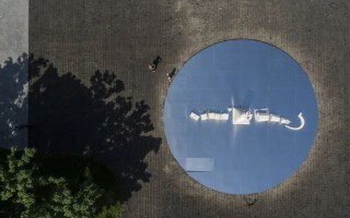 这座雕塑在“变形”29次中言说中亚历史，