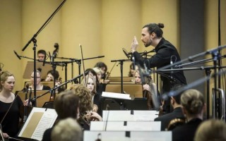 杨嘉辉：聆听只是意愿 消音不是沉默